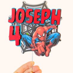 Topper tort personalizat 3D Micul Erou Curajos, Model 1 cu nume și vârstă.