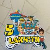 Cake topper realizat manual cu cățeluși curajoși, design jucăuș, personalizat cu nume și vârstă