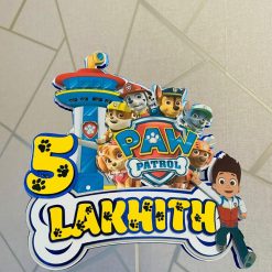 Cake topper realizat manual cu cățeluși curajoși, design jucăuș, personalizat cu nume și vârstă