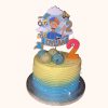 Topper de tort cu tematică constructori așezat pe un tort de aniversare, prezentând dimensiunea de 16cm.