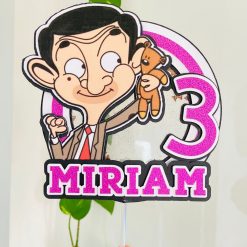 Cake topper realizat manual cu personaj vesel și expresiv, personalizat cu nume și vârstă